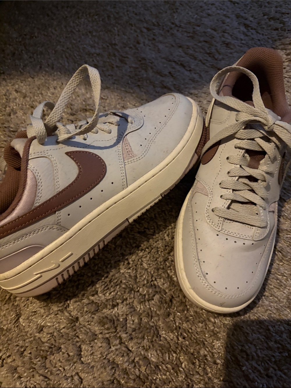 Nike women’s Low-Top Sneakers in White and Brown